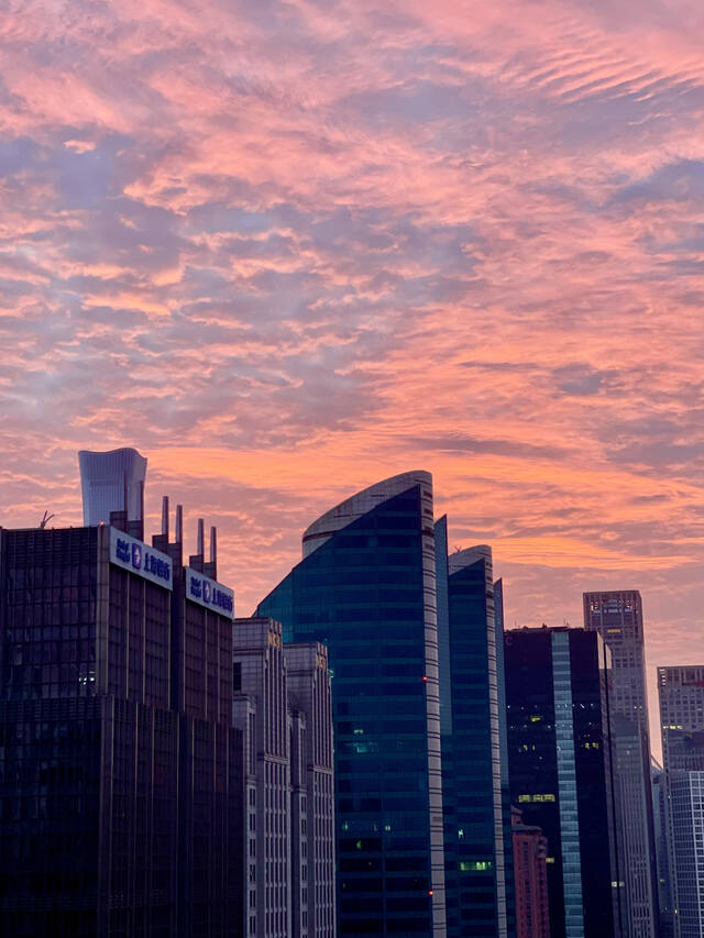 今晨北京，被漫天彩霞唤醒，大片来了