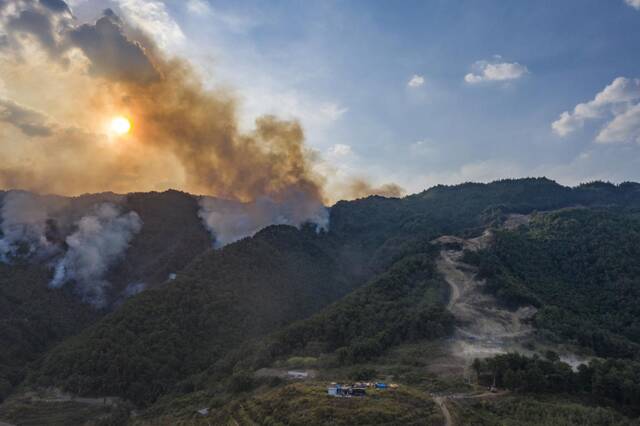 这是8月25日拍摄的重庆市北碚区山火现场。