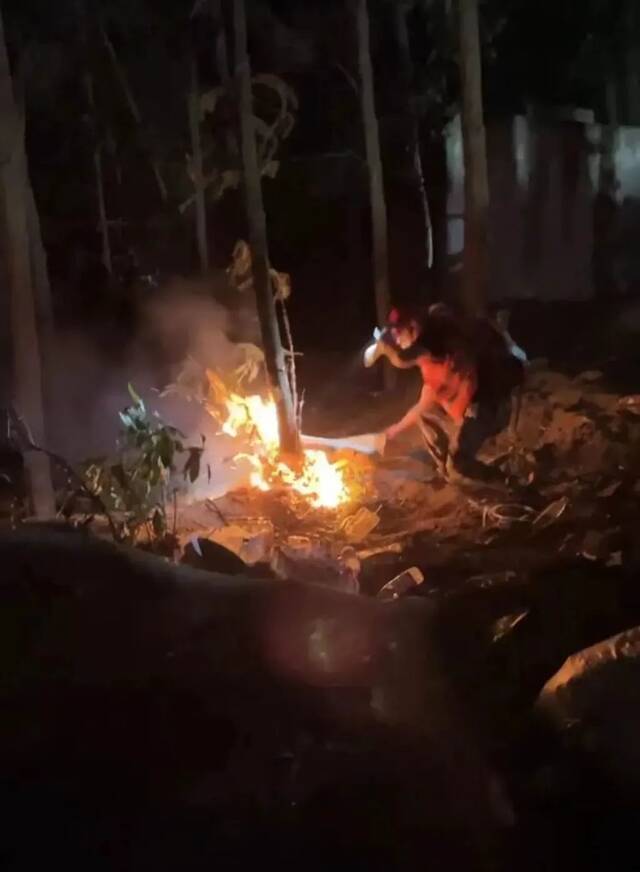 救援人员点燃火苗，采用“以火灭火”的方法发起总攻图片来源：重庆发布（李野摄）