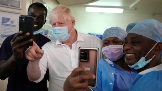 近日，即将离任英国首相的约翰逊（左2）看望医护人员