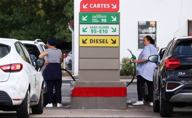 8月18日，人们在法国巴黎郊区的一处加油站加油。新华社记者高静摄