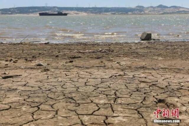 ↑鄱阳湖湖床干裂图据中新网