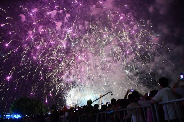彰化王功渔火节28日晚在海洋音乐会及绚丽烟火秀中精彩闭幕，两天活动共吸引37万人次参加。图片来源：台湾《联合报》