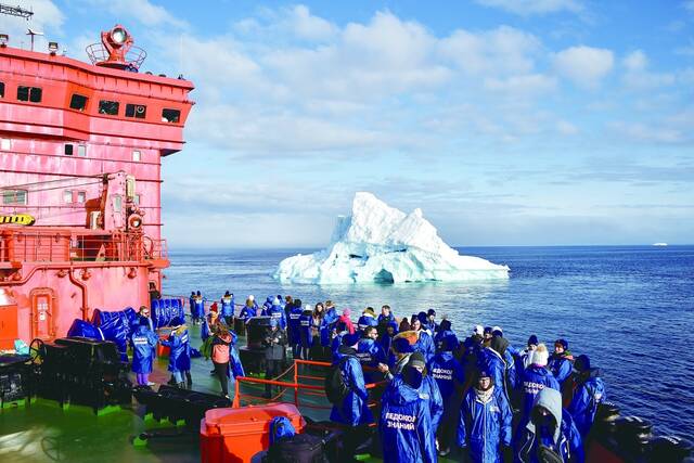 美国日前宣布将任命“北极大使”，有分析称，北极将成为地缘政治中一个新的争夺点。图为2021年8月，俄罗斯青少年乘坐“50年胜利”号核动力破冰船行驶在北冰洋上。