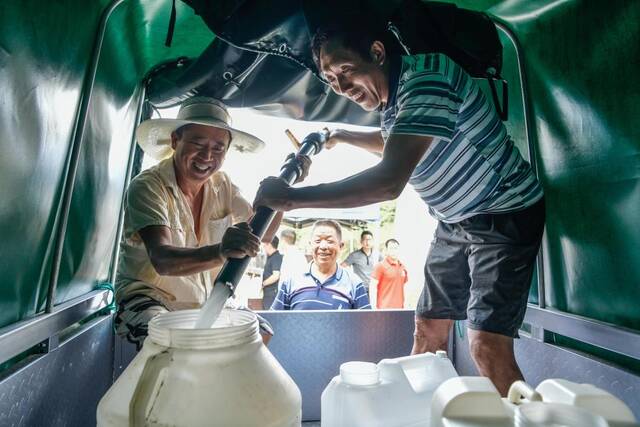 8月25日，务川县分水镇天山村村民在抗旱救灾临时集中取水点取水。新华社记者杨文斌摄