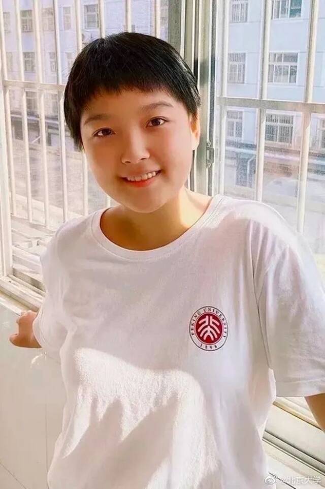 在辽宁舰上开航母的北大女孩，就是4年前写下“感谢贫穷”的王心仪