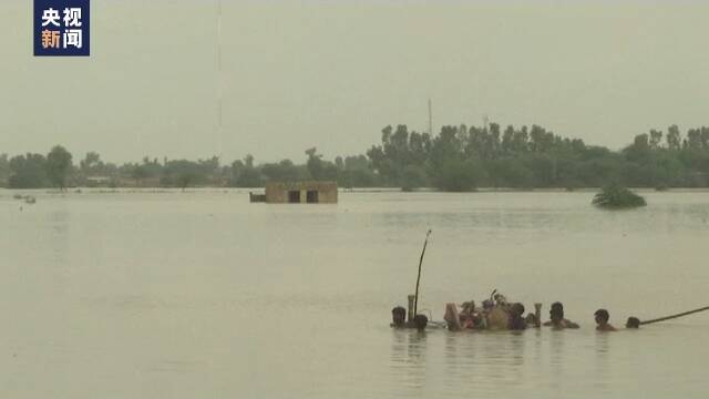 巴基斯坦洪灾救援持续 数百人乘军方直升机撤离灾区