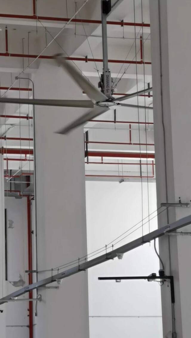 图说：高约5米的仓库顶部悬挂的工业电扇。