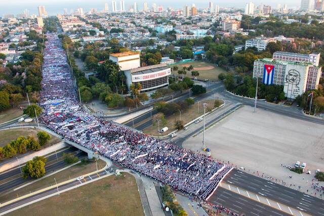 5月1日，古巴民众在哈瓦那参加集会游行，反对美国对古封锁，表达爱国情感。新华社发（华金·埃尔南德斯摄）