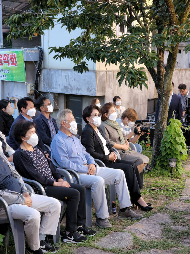 文在寅与韩国村民听音乐会（《釜山日报》）