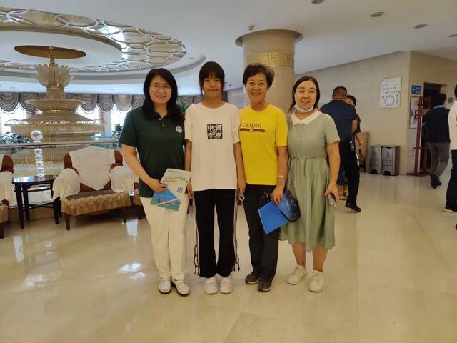 ▲2022年8月1日，赵方辉（左一）、段仙芝（右二）与准格尔旗首个接种HPV疫苗学生母女合影。新京报记者吴小飞摄