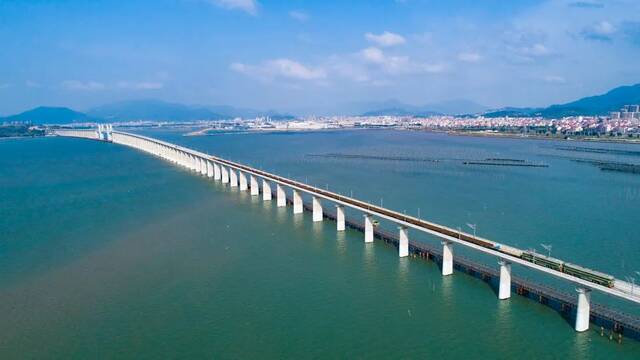 △4月15日拍摄的建设中的新建福厦铁路湄洲湾跨海大桥（无人机照片）