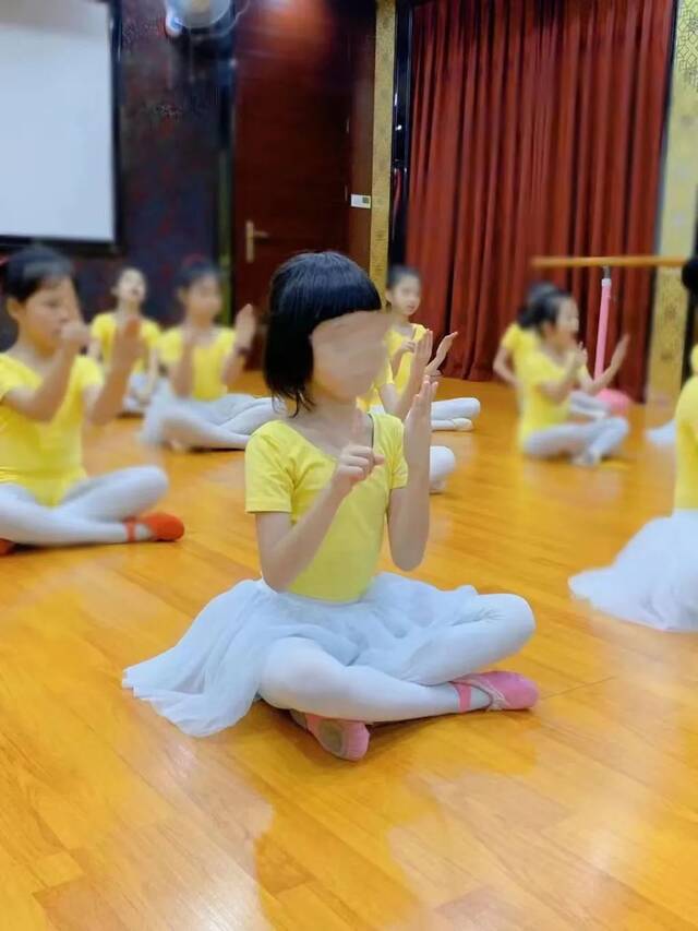 学舞的幼童，危险的“下腰”