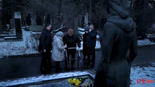 ↑纪录片《戈尔巴乔夫。天堂》中，戈尔巴乔夫去墓地悼念妻子