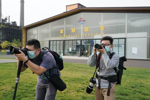 8月29日，媒体记者在首钢园区参加服贸会媒体探营活动。新华社记者任超摄