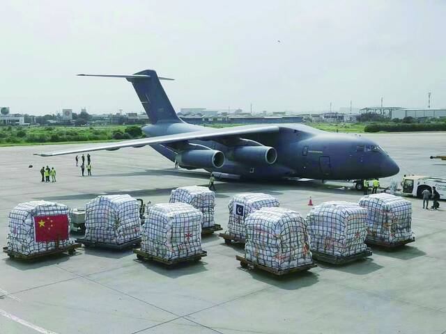 30日，中国空军运-20在卡拉奇机场降落，为巴基斯坦送去紧急援助物资。（中国驻巴基斯坦大使馆）