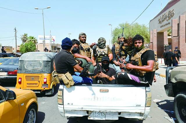 当地时间30日，抗议者从伊拉克巴格达“绿区”撤出。（IC photo）
