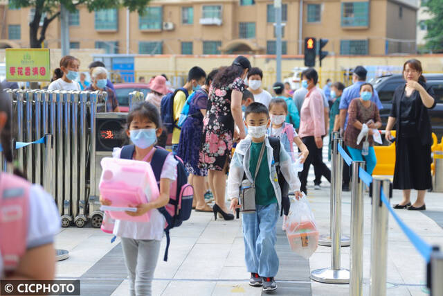 ↑2022年8月31日，山东省青岛市李沧区枣山路小学的学生们有序入学报到。CICPHOTO/张鹰摄