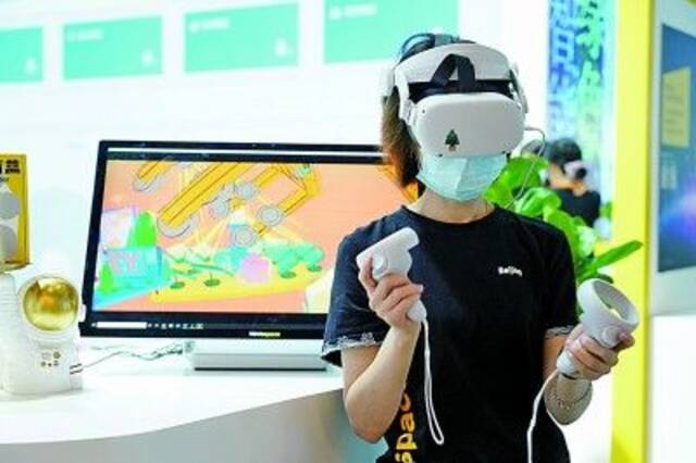 8月28日，在国家会议中心一期，2022年服贸会一家展台的工作人员通过VR设备进行沉浸式元宇宙协作绘画演示。新华社发