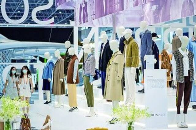 2022年中国国际消费品博览会正式对外开放时尚生活展区。新华社发