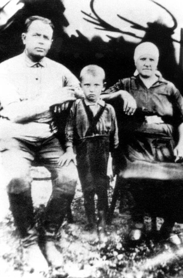 ▲1937年，苏联，未来的苏联最高领导人戈尔巴乔夫（中）与外祖父母的合影。图/视觉中国