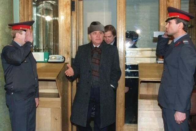 ▲当地时间1992年1月14日，俄罗斯莫斯科，戈尔巴乔夫(中)进入了以他的名字命名的研究所——莫斯科戈尔巴乔夫基金会。图/视觉中国