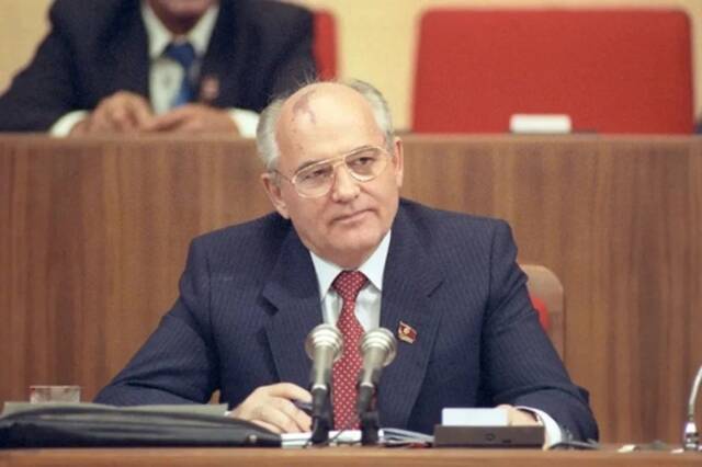 ▲当地时间1990年7月1日，俄罗斯莫斯科，戈尔巴乔夫在会议大厅。图/视觉中国