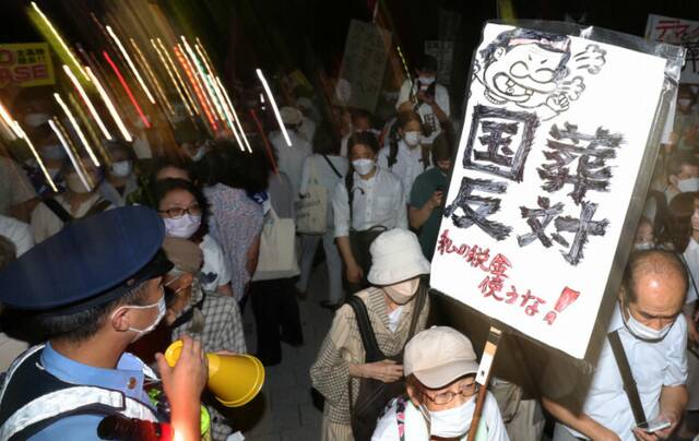 日本，上千人集会反对安倍“国葬”
