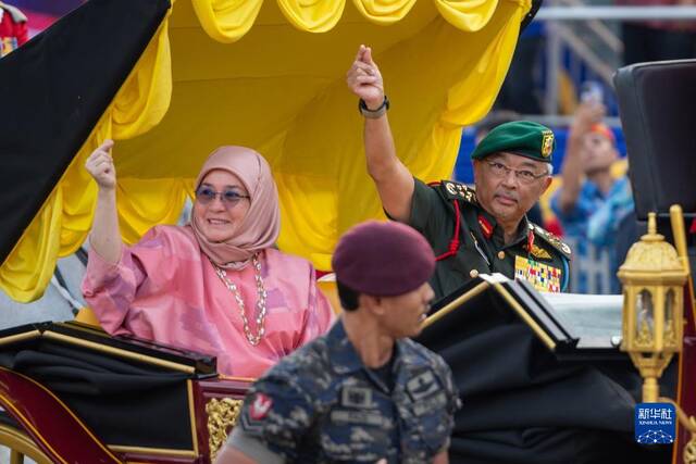 8月31日，马来西亚最高元首阿卜杜拉（右）参加在吉隆坡独立广场举行的马来西亚独立65周年庆典活动。新华社发（张纹综摄）