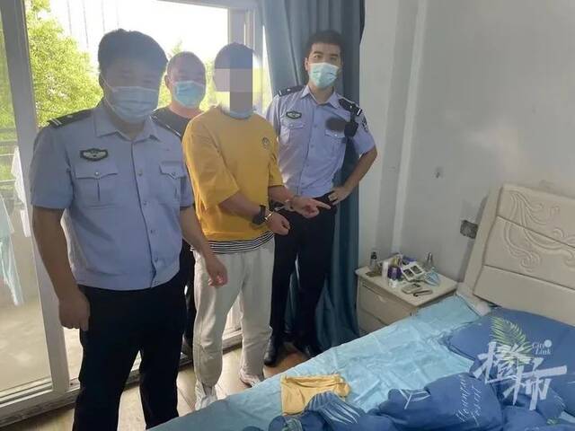 刷短视频刷到在自家卧室的妻子：同事在床头插座偷装摄像头