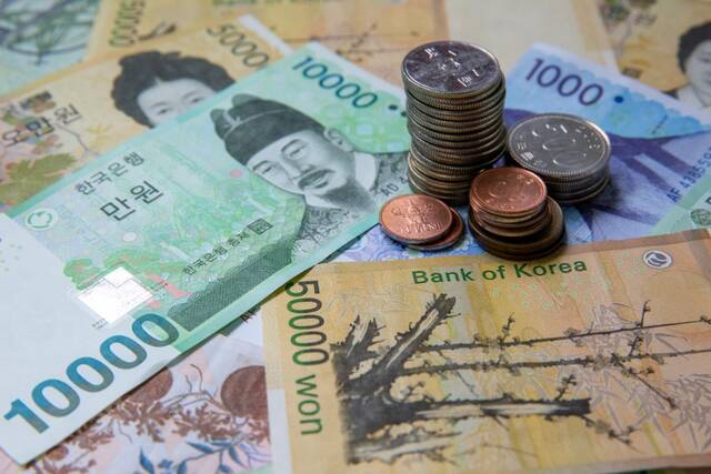 这是7月14日在韩国首尔拍摄的韩元纸币和硬币。新华社记者王益亮摄