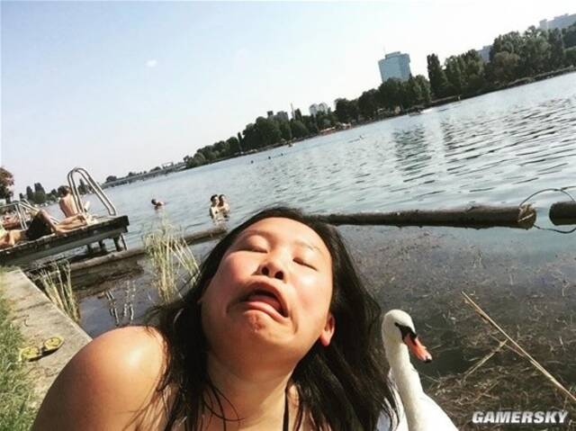 华裔女孩因独特拍照角度丑成网红：双下巴瞩目
