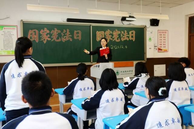 河北衡水市人民检察院检察官助理刘学敏在衡水中学为学生们讲解宪法知识（2020年12月4日摄）。新华社记者王民摄