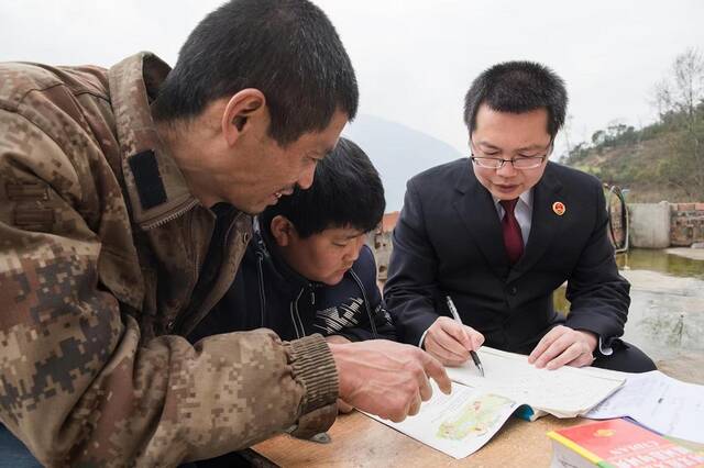 检察官向群众宣讲法律知识