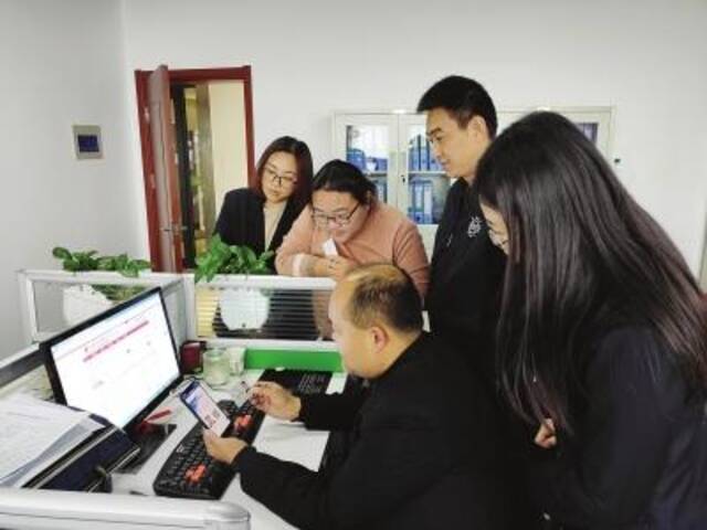 河南家政企业在录入从业人员信息。（大河网资料图片）