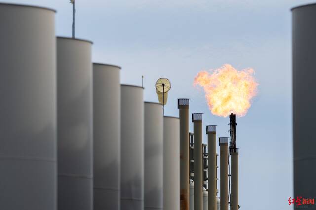 ↑能源公司通常会燃除多余的天然气或者石油开采过程中产生的伴生气