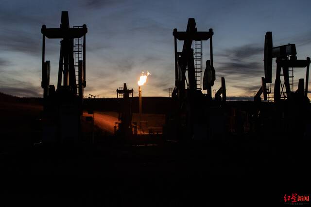 ↑2021年10月，美国北达科他州一处油井燃除天然气