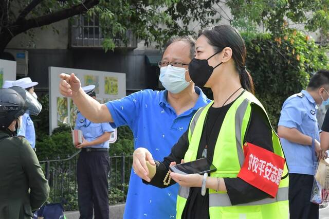 开车送娃家长遭遇停车难？开学首日，校门口这张“三色”停车卡派用场了