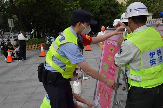 开车送娃家长遭遇停车难？开学首日，校门口这张“三色”停车卡派用场了