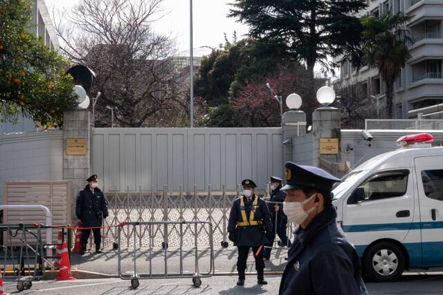 2月23日，在日本东京，警察站在俄罗斯驻日本大使馆外。新华社记者张笑宇摄