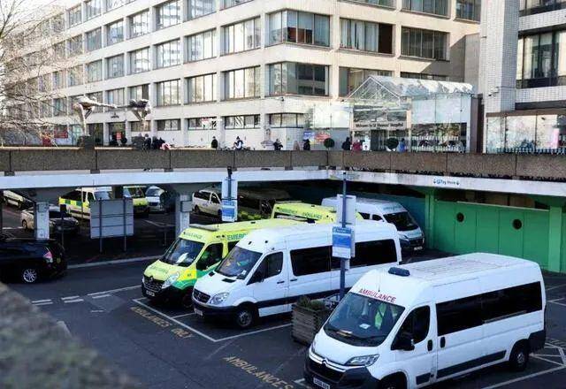 ▲当地时间2022年3月7日，救护车停在英国伦敦一家医院内。图/新华社
