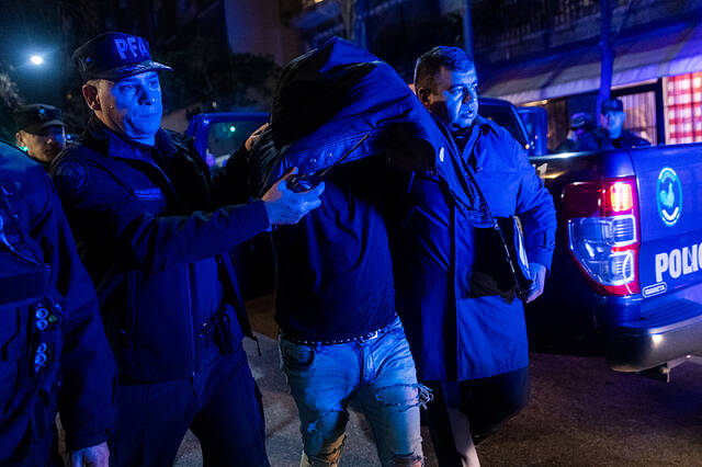 当地时间2022年9月1日，阿根廷布宜诺斯艾利斯，警察逮捕了持枪瞄准阿根廷副总统克里斯蒂娜·基什内尔的男子。视觉中国图