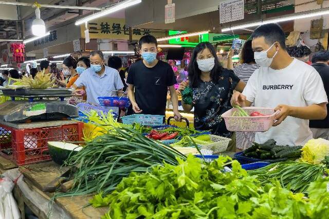 市民在四川省成都市一家菜市场内购买蔬菜等生活物资。新华社记者沈伯韩摄