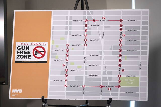 在8月31日的新闻发布会上，纽约市长亚当斯展示了一幅勾勒出时报广场“禁枪区”边界的地图，该区域内将广泛张贴相关标志。