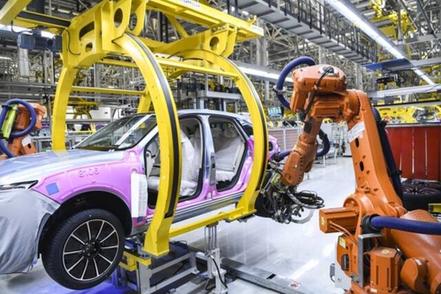 这是2022年6月27日在重庆拍摄的赛力斯汽车有限公司两江智慧工厂作业现场。新华社记者王全超摄