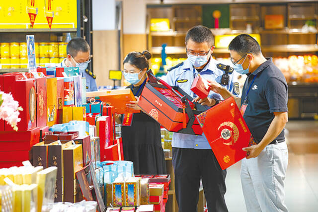 中秋节将至，浙江省淳安县纪委监委联合市场监管部门深入辖区超市，摸排是否存在公款违规购买月饼等情况。谢航凯摄