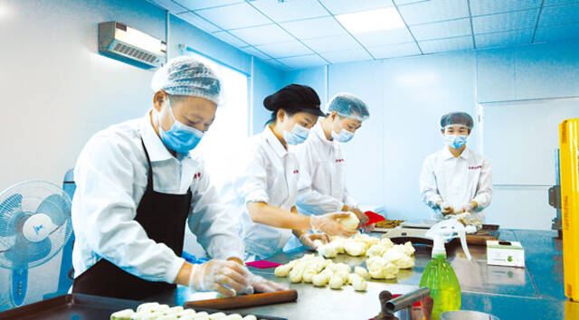 8月下旬，福建晋江一家食品企业在制作平价月饼。中央纪委国家监委网站瞿芃摄