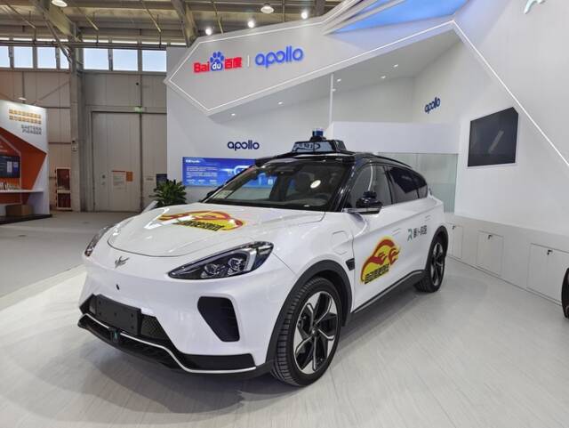 ↑百度阿波罗自动驾驶，极狐汽车图据视觉中国