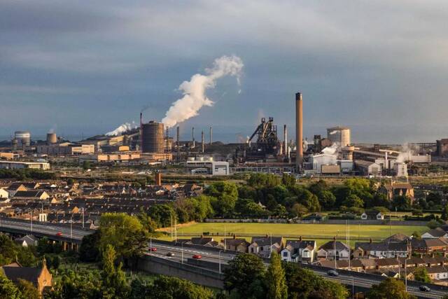 当地时间2022年8月17日，英国塔尔伯特港，塔塔钢铁公司经营的钢铁厂位于住宅区之外。欧洲的重工业在不断飙升的电力成本下摇摇欲坠，而电力成本的飙升对能源密集型制造商的冲击最大。图/视觉中国