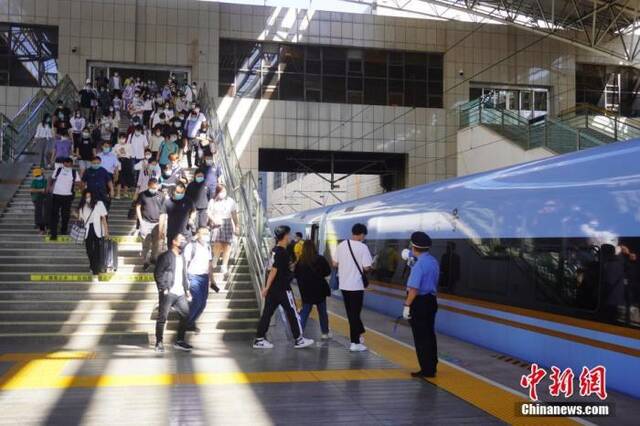 资料图：2021年9月9日，旅客进入郑州火车站月台。中新社记者刘鹏摄